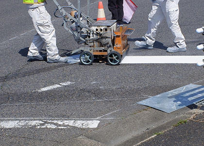 笑顔があふれる職場です︕兵庫県内を中心に道路交通安全関連の工事を手がけています